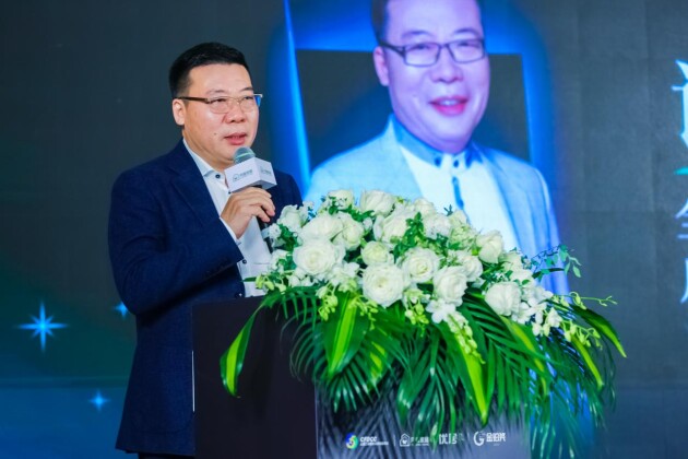 全國(guó)工商聯(lián)家具裝飾業(yè)商會(huì)副會(huì)長(zhǎng)、月星家居新零售連鎖集團(tuán)總裁許驚鴻