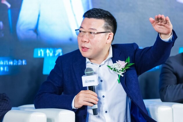 全國(guó)工商聯(lián)家具裝飾業(yè)商會(huì)副會(huì)長(zhǎng)、月星家居新零售連鎖集團(tuán)總裁許驚鴻