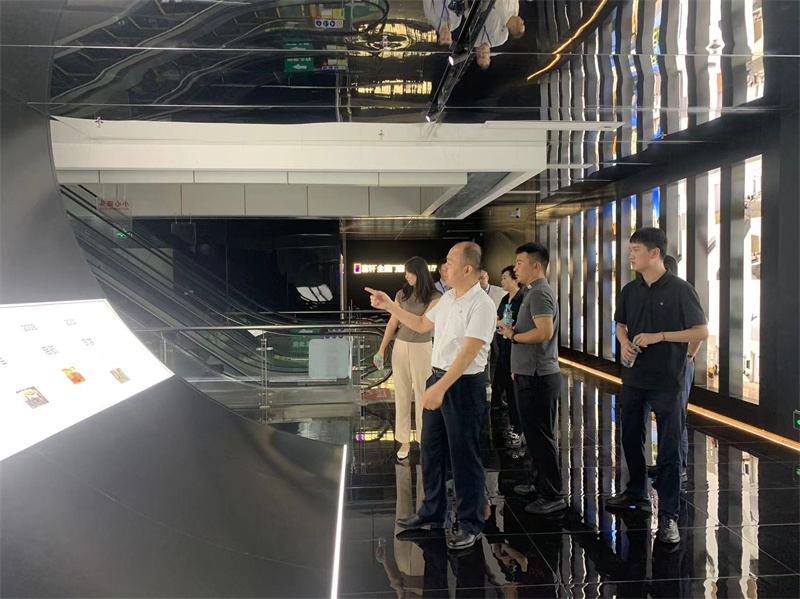居然之家集團門窗事業(yè)部蒞臨富軒全屋門窗總部，雙方展開深度交流！