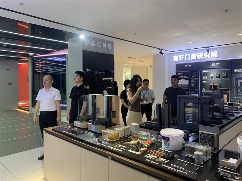 居然之家集團門窗事業(yè)部蒞臨富軒全屋門窗總部，雙方展開深度交流！