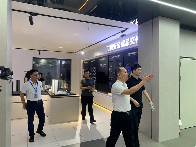 居然之家集團門窗事業(yè)部蒞臨富軒全屋門窗總部，雙方展開深度交流！
